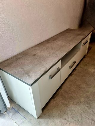 Mesa TV blanca con tapa efecto madera