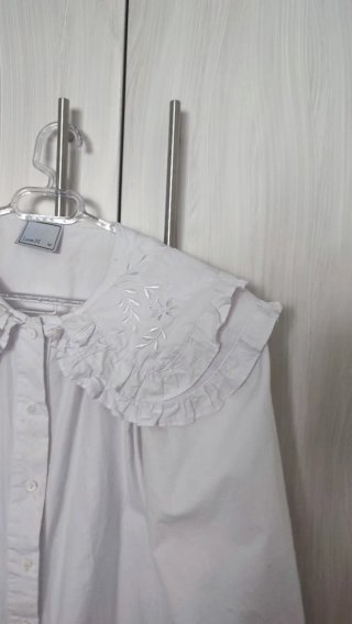Camisa blanca con cuello bordado