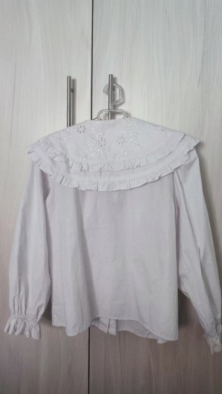 Camisa blanca con cuello bordado