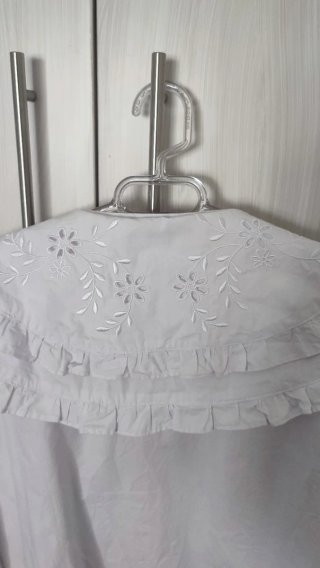 Camisa blanca con cuello bordado
