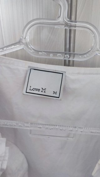 Camisa blanca con cuello bordado
