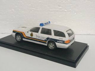 Coche 1:43 Mercedes Policía Nacional