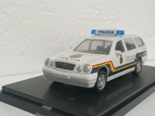 Coche 1:43 Mercedes Policía Nacional