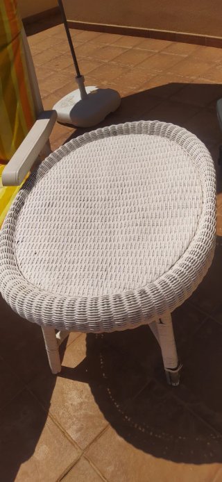 Mesa de ratán blanca