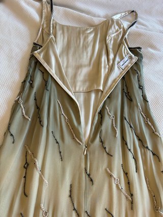 Vestido largo beige y verde con pedrería.