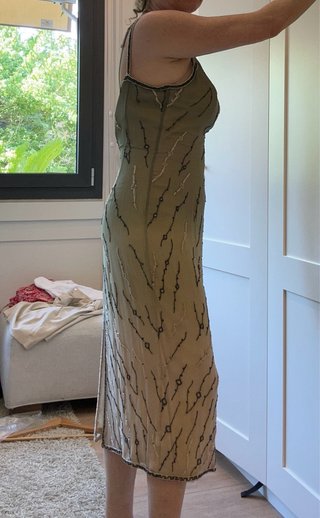 Vestido largo beige y verde con pedrería.