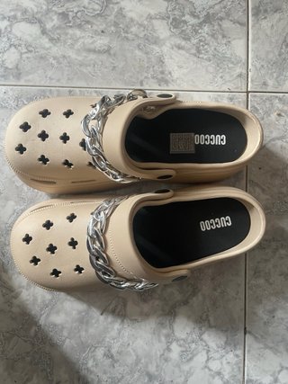 Crocs beige con cadena