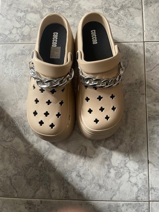 Crocs beige con cadena