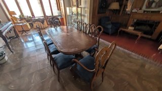 Mesa de comedor con 8 sillas de terciopelo azul