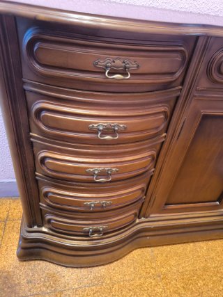 Cómoda de madera estilo clásico. Roble macizo.