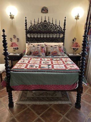Cama de 135 cm con 2 mesitas antiguas