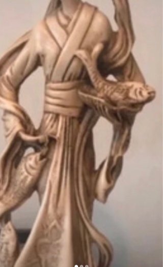 Grande statua orientale con carpe Koi