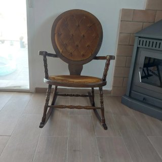 Mecedora antigua de madera y terciopelo