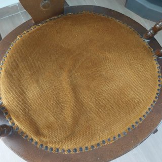Mecedora antigua de madera y terciopelo