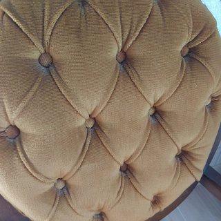Mecedora antigua de madera y terciopelo