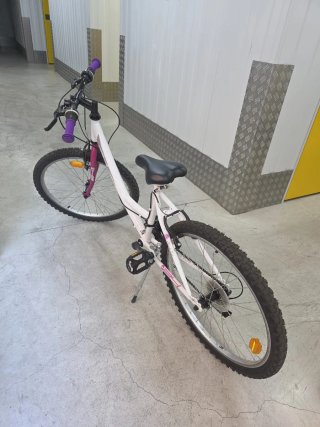 Bicicleta niña blanca y morada