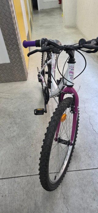 Bicicleta niña blanca y morada