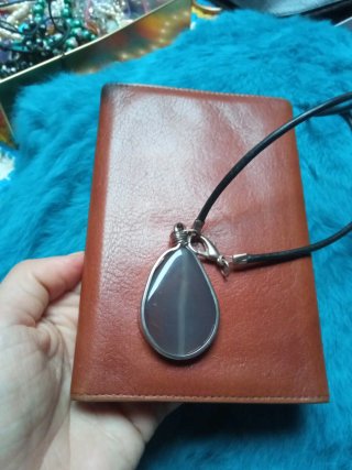 Collar con colgante gris