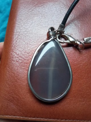 Collar con colgante gris