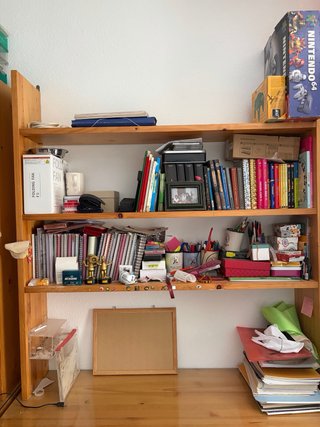 Escritorio con estantería de madera de pino