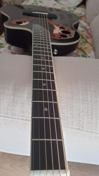 Guitarra Acústica Harley Benton, tipo Ovation.
