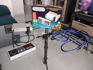Nintendo Classic Mini NES con caja incluida.