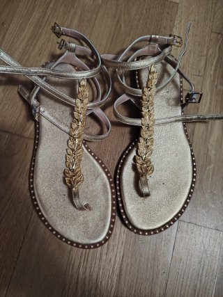 Sandalias doradas Cuchy