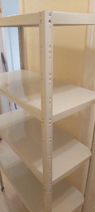Estantería metálica gris claro.