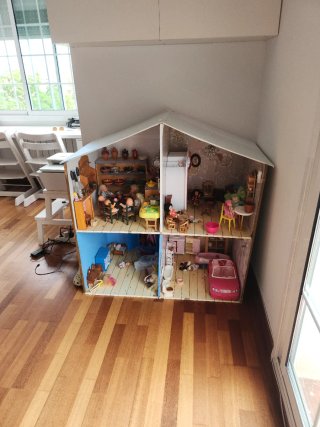 Casita de muñecas con muebles