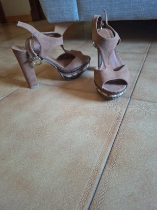 Sandalias de tacón beige y marrón
