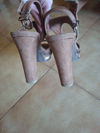 Sandalias de tacón beige y marrón