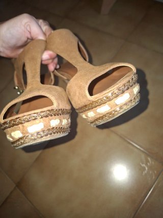 Sandalias de tacón beige y marrón