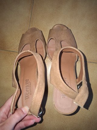 Sandalias de tacón beige y marrón