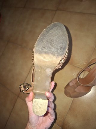 Sandalias de tacón beige y marrón