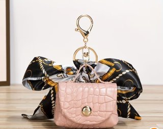 Llavero bolso rosa con pañuelo