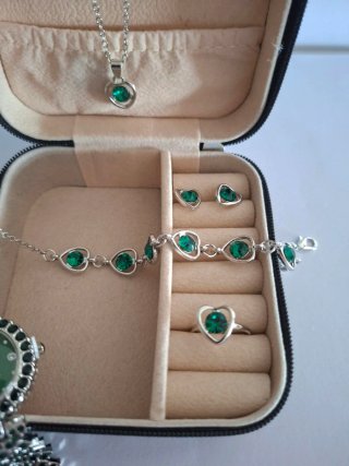 Pack Bisutería Esmeralda + Reloj + Joyero