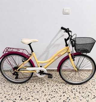 Bicicleta infantil amarilla con cesta