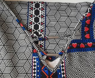 Vestido estampado geométrico y corazones