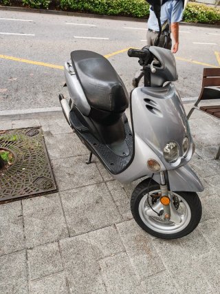 Moto Scooter Plata y Negra Automática
