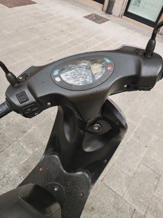 Moto Scooter Plata y Negra Automática