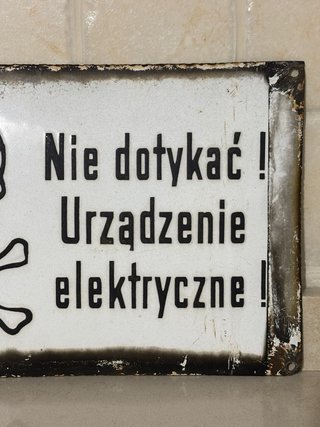 Insegna smaltata antica