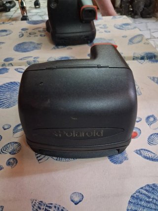 Due fotocamere Polaroid (Nera e Grigia)