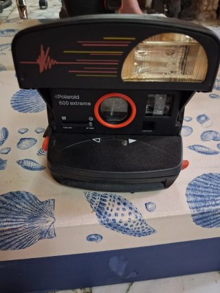 Due fotocamere Polaroid (Nera e Grigia)