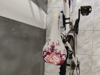 Bicicleta de Montaña Morada y Blanca