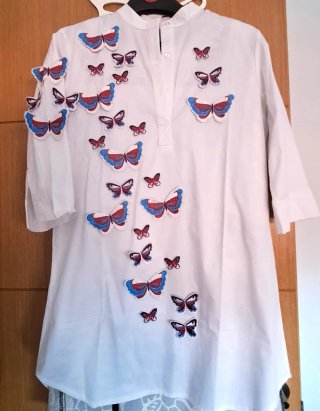 Camisa blanca mariposas