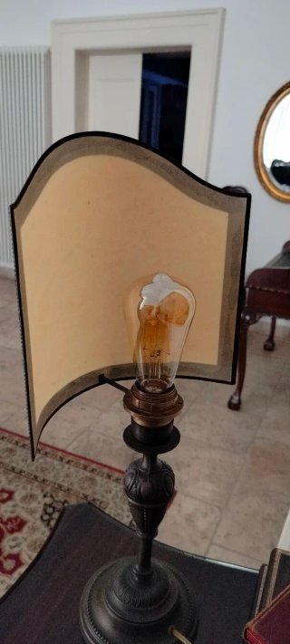 Lampada da tavolo antica in Ottone e Pergamena