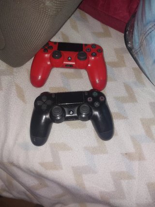 PS4 (PlayStation 4) - y un mando Funciona perfecta