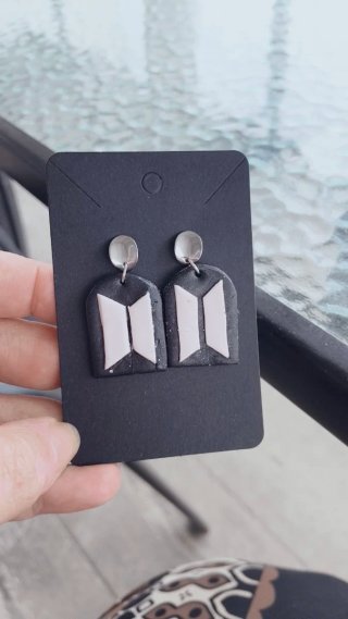 Pendientes BTS Negro y Blanco