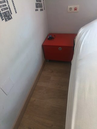 Cama con colchón, sinfonier y mesilla