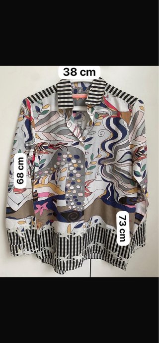 Camisa con ilustración en el textil Vilagallo. T-M